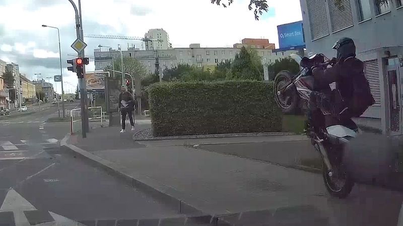 Motorkář nabuzený pervitinem unikal policii i na jednom kole